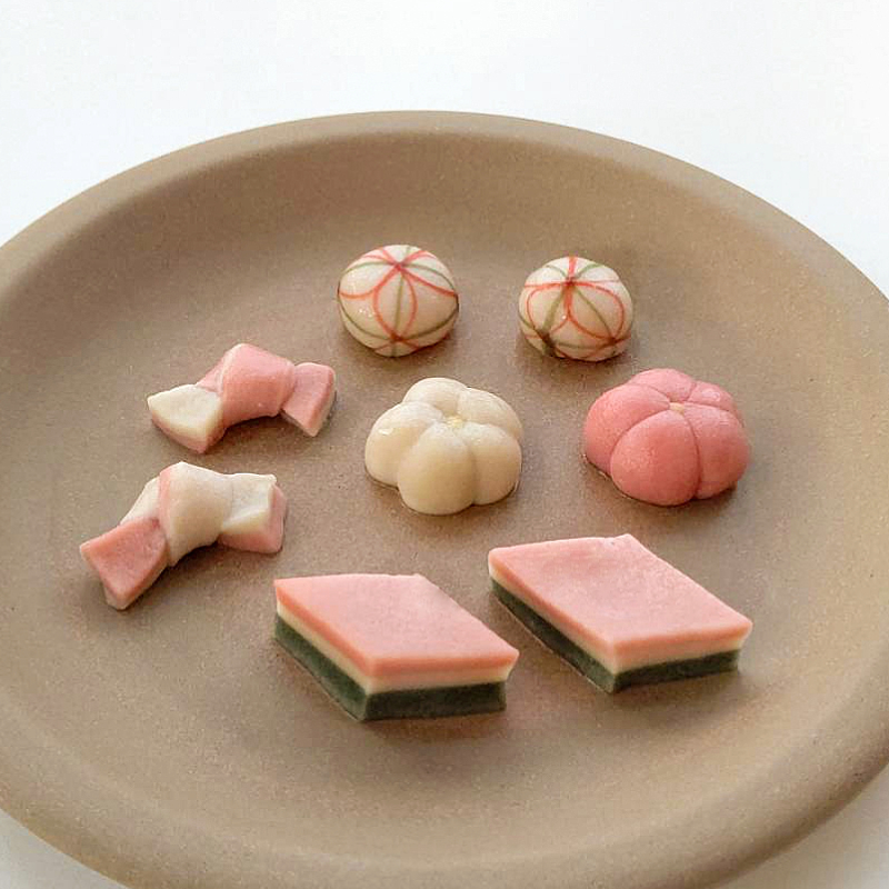 ※ひなかざり麸中身（ひし麸、手まり麸、千代結麸、紅梅麸、白梅麸 計8個）