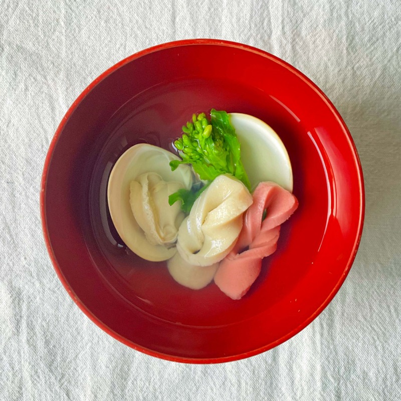 飾り切りをしてハマグリのお吸い物に