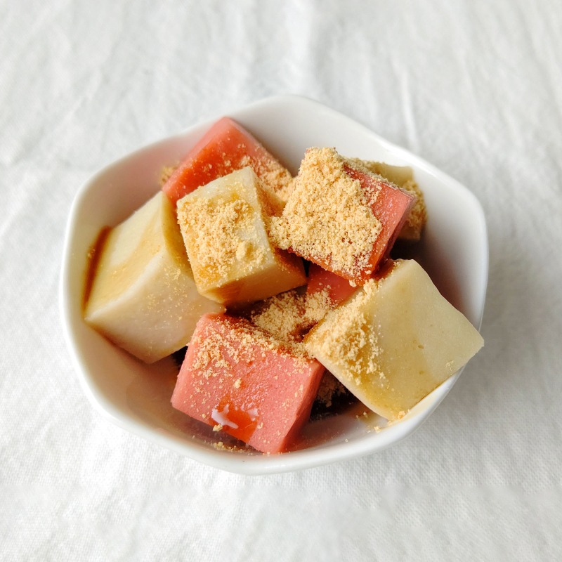 湯通ししたお祝生麸に黒蜜きな粉をかけてスイーツに