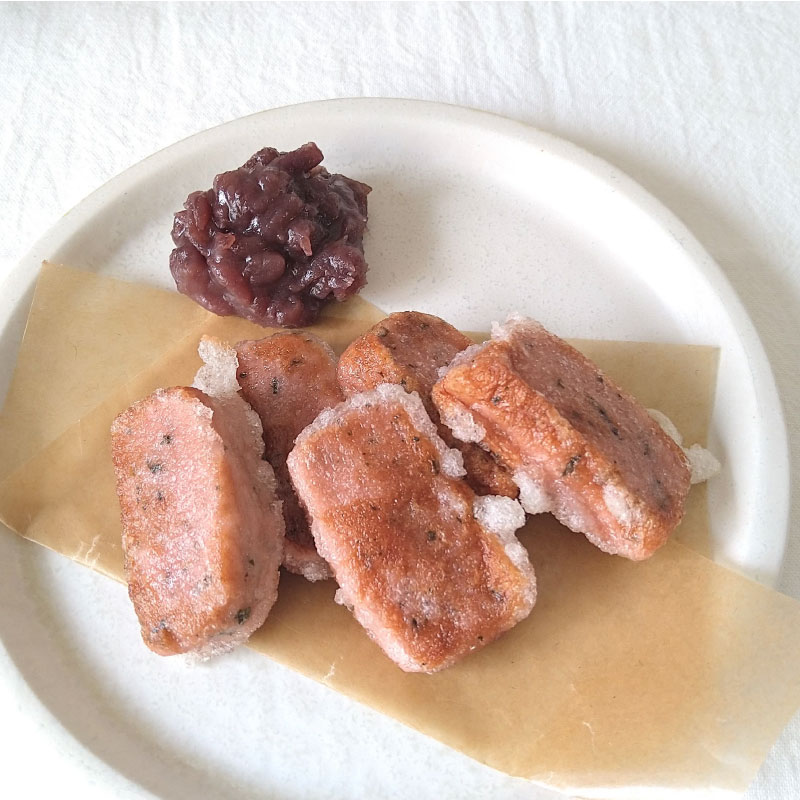 揚げ桜葉麸のあんこ添え