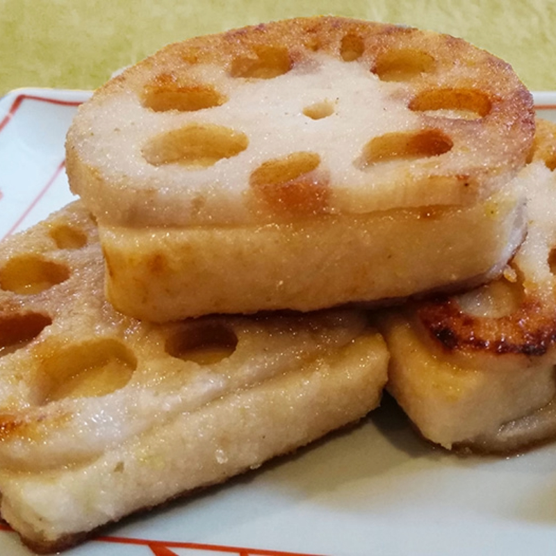 蓮根はビタミンＣが豊富で疲労回復や風邪予防に効果的な食材です。 しゃきしゃきとした蓮根の中のもちもちなま麸をお楽しみください。 アレンジで田楽用の甘いおみそをつけても美味しいです！ 他にもぽん酢などお好みの調味料でお楽しみください♪