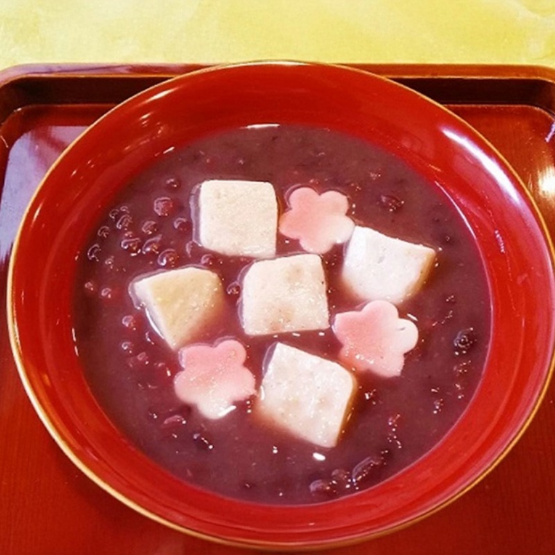 ＜厄除けなま麸ぜんざい＞ぜんざいになま麸を浮かべて、もちもち食感が楽しい和スイーツに。
