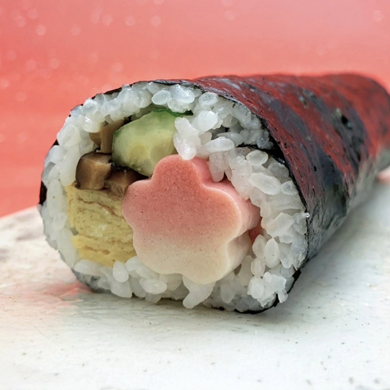 季「節」を「分」ける「節分」。 2月4日に立春を迎えると、暦の上では、春が始まります。 春を告げる花として知られるうめの花をかたどった うめ麸を使って、恵方巻きをアレンジしてみては！？ 家族みんなで、今年の恵方を向いてほおばりましょう！