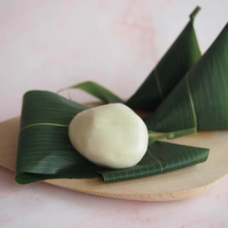 甘さ控えめの餡が入った麸まんじゅうを笹で巻いた人気のお品。作り立てを冷凍にして、いつでもお好きな時にお楽しみいただけます。