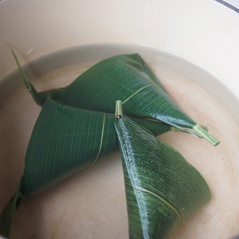 笹に巻かれたままで3分程度熱湯に浸します。※火にかけないでください。